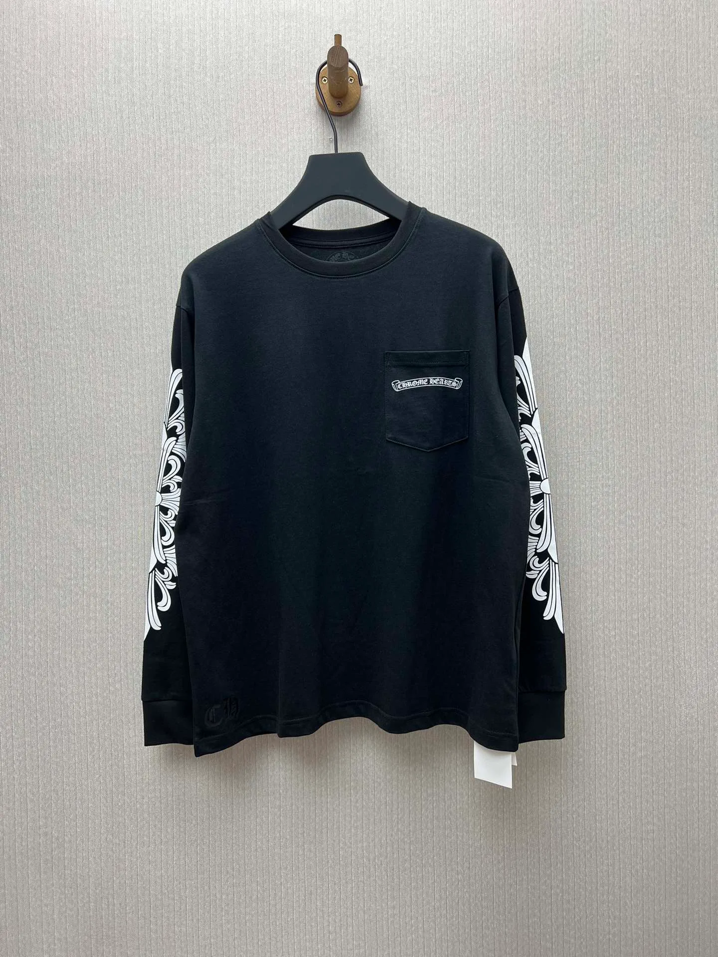 🅿️350 Croix Heart 25SS Graffiti Limited Long Sleeve. The fabric is made of 26-woven 220g cotton. The printing is ink printing. Customized accessories. Code number: S.M.L.
